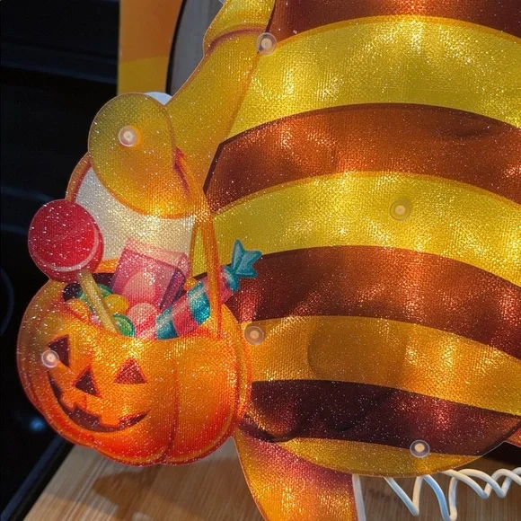 PRE OWNED VINTAGE Disney Winnie the Pooh Lighted Sculpture BEE Costume KMART - Picture 14 of 16
